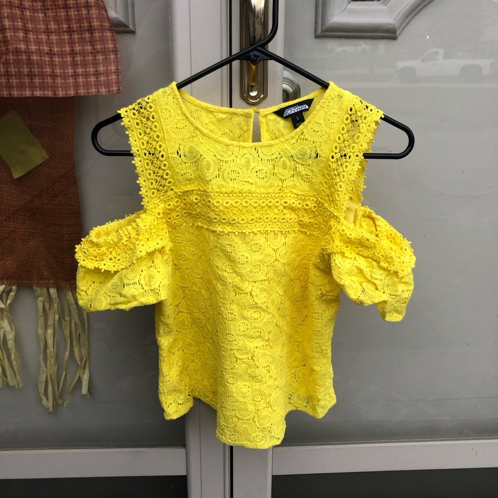 PROJECT RUNWAY Buttercup Cold Shoulder Top (S)